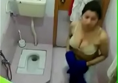 Desi bhabhi bathing caught to secret camera screwed aunty