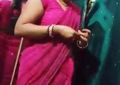 Desi Bhabhi Strips Out Be advisable for Say no to Saree And Shows Pussy