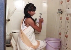 Indian hot bahu ko choda sasur ne bathroom me