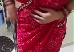 Hot bhabhi showing her boobs