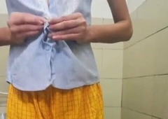 Indian teen girl – showing herself nude in washroom