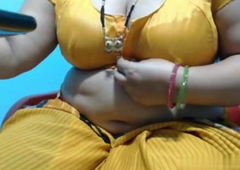 Hot bbw aunty showing huge boobs