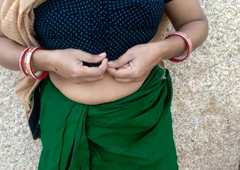 Sonali Randi Ne Khet Me Public Ke Beech Choot Me Fingering Kiya