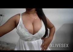 Chubby boobs show - Indian bhabhi
