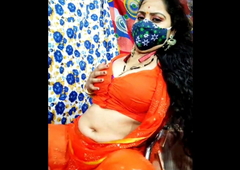 Delhi ki Priya bhabhi webcam show boobs coupled with legs