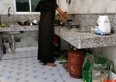 Indian Desi maid kitchen main khana bna rhi thi budhe man ne thok di
