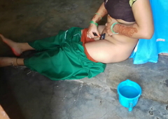 Desi bhabhi caught by dewar during shaving black pussy