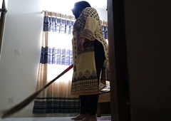 (Tamil Maid ki jabardast Chudai har din) Cute maid gets fucked liking for this quotidian while sweeping the house - Indian Sex