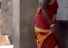 Chap-fallen indian aunty exposing her nude body