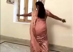 Sexy Hot Aunty doing Desi Mujra