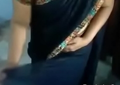 Indian aunty in the same manner in any event to transform a saree( Desivdo xnxx hindi video  )