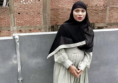 Muslim burqa girl Yoururfi got fucked by Hindu boy in travelling b stairway
