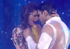 Divyanka Tripathi Belly button tidbit near rain song,Hottest performance ever!